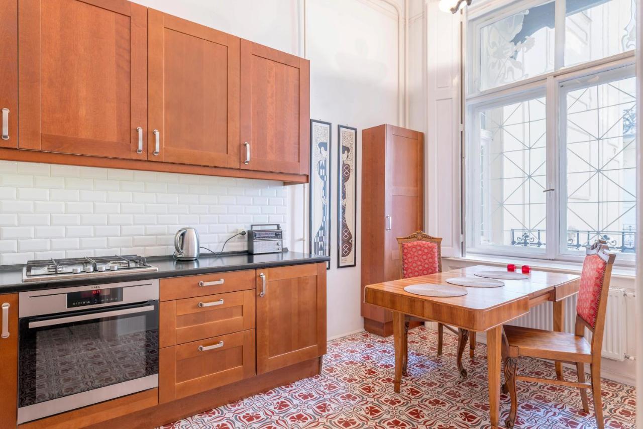 Stunning Spacious Art Nouveau Apart , Grand Piano Apartment Budapest Luaran gambar